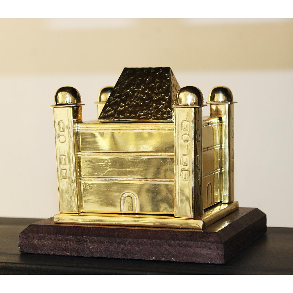 ROVA MANJAKAMIADANA LAITON,  